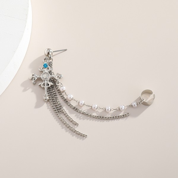 Серьга каффа с жемчугом и стразами "Pearls Crosses", с крестиком Серьга каффа с жемчугом и стразами "Pearls Crosses", с крестиком