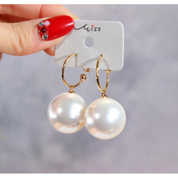 Сережки з великою перлиною "Large Delicate Pearl", золото Сережки з великою перлиною "Large Delicate Pearl", золото