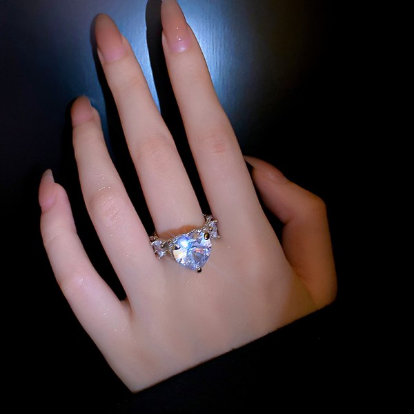 Кольцо с камнем в форме сердца и стразами "Big Heart", цвет серебро, 1 шт