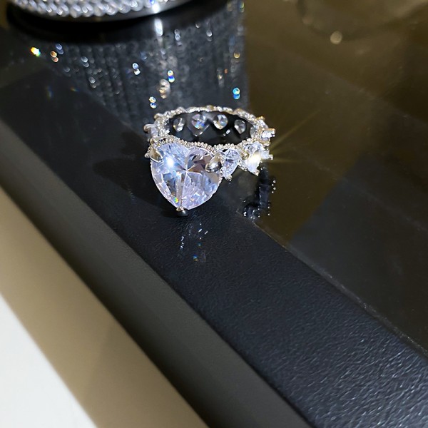 Кольцо с камнем в форме сердца и стразами "Big Heart", цвет серебро, 1 шт