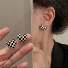 Серьги сердечки "Black/White Heart"