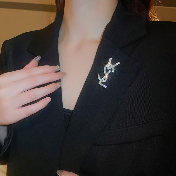 Брошка зі стразами у формі літер "Magic Letter", срібло