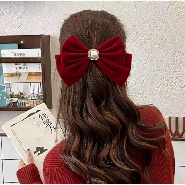 Бант-зажим бархатный с жемчужиной, черный