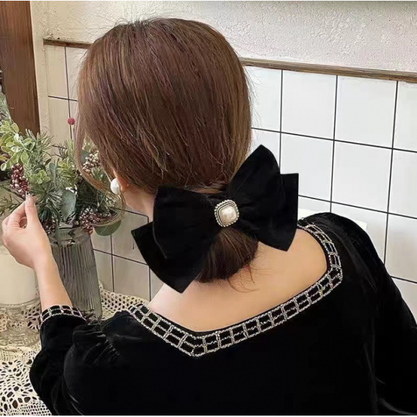 Бант-зажим бархатный с жемчужиной, черный