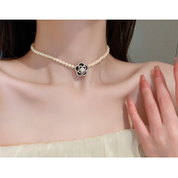 Чокер з перлами "Flower Pearl", білий чокер із чорною квіткою, 31,7 см