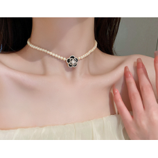 Чокер з перлами "Flower Pearl", білий чокер із чорною квіткою, 31,7 см