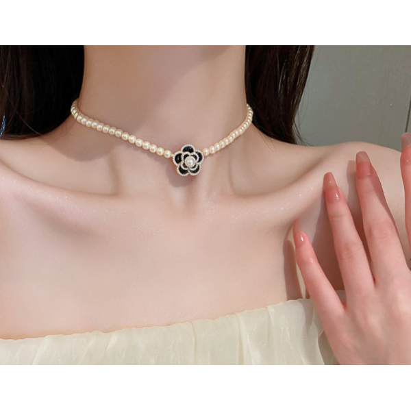 Чокер з перлами "Flower Pearl", білий чокер із чорною квіткою, 31,7 см