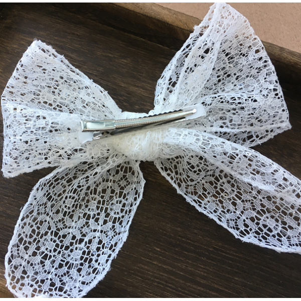 Затискач - бант для волосся "Dream", з білим мереживом, 18х18 см Затискач - бант для волосся "Dream", з білим мереживом, 18х18 см