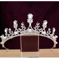 Корона на голову с жемчугом и стразами "Happy", серебро