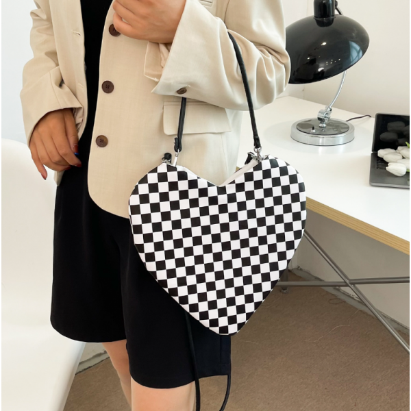 Сумка жіноча у формі серця "Heart", водонепроникна, в чорно-білий принт, 30х31х2 см