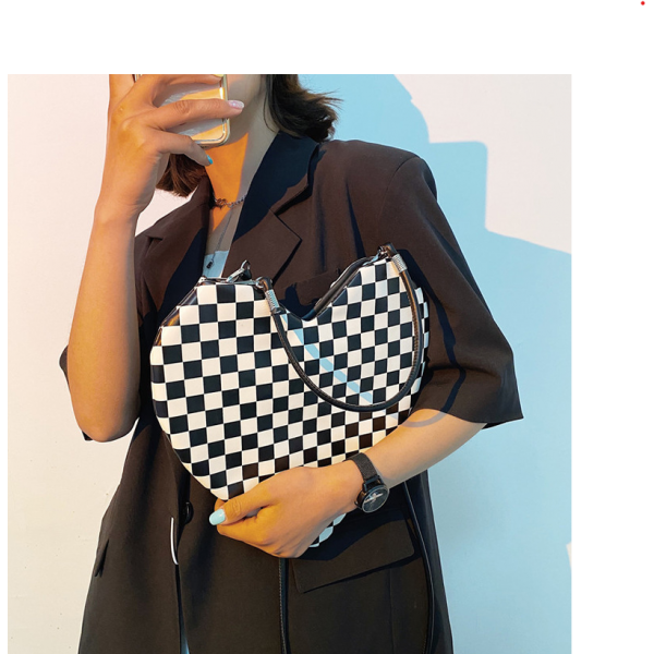 Сумка жіноча у формі серця "Heart", водонепроникна, в чорно-білий принт, 30х31х2 см