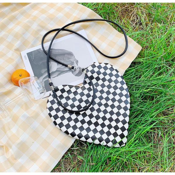 Сумка жіноча у формі серця "Heart", водонепроникна, в чорно-білий принт, 30х31х2 см