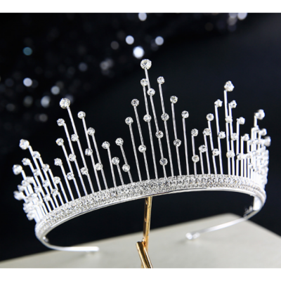 Вишуканість та елегантність: корони та діадеми для випускного балу