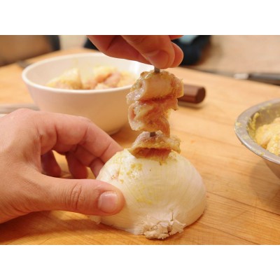 Как насадить на шпажки для закусок твёрдые овощи или жёсткое мясо?